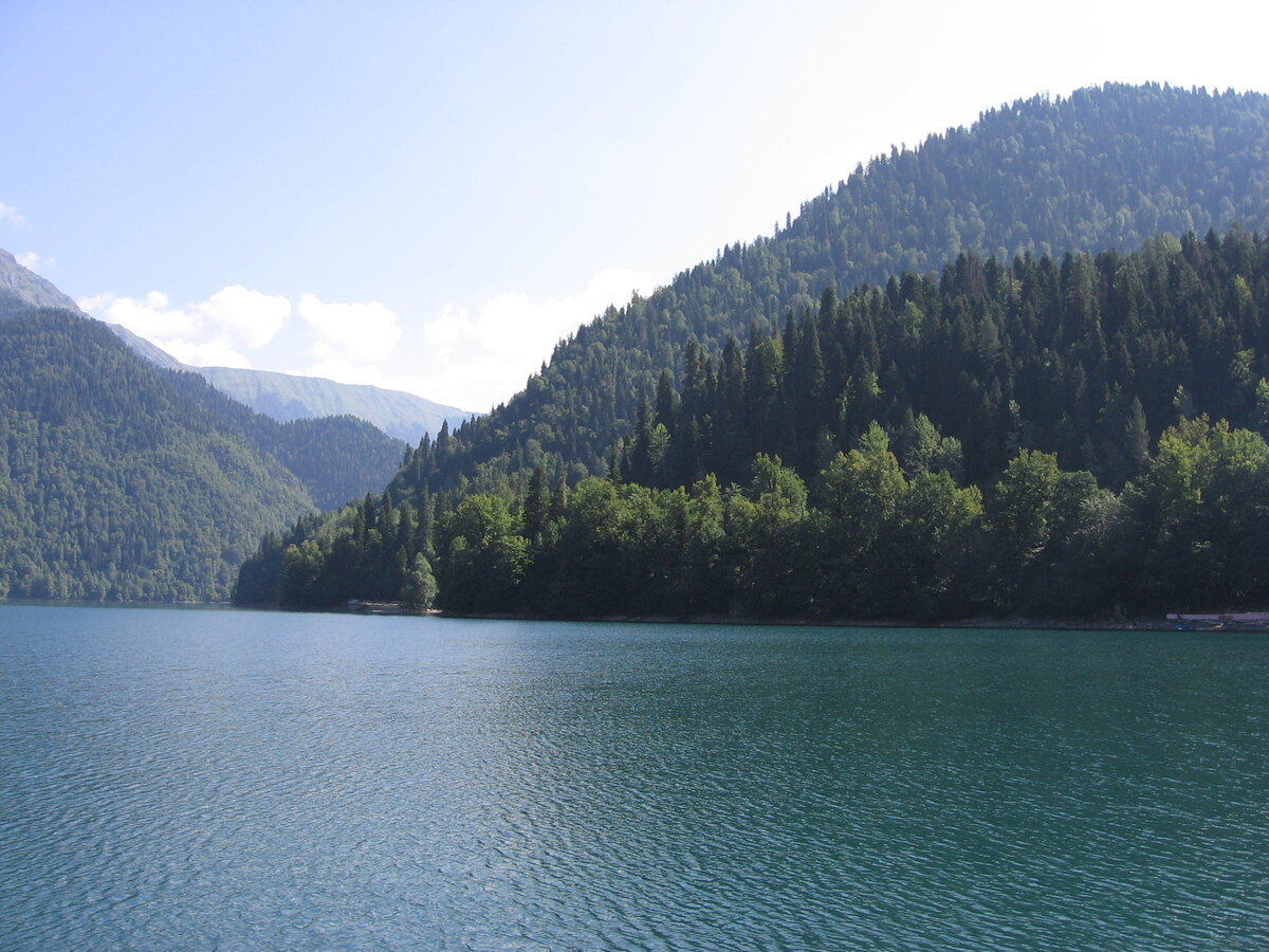 Фото автора статьи  вид на озеро Рица