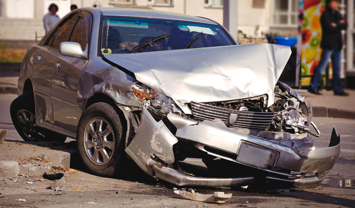 Битые японцы. Зелёный угол владивосток авторынок. Разбитые японские машины. Аукционы японии битые автомобили. Японская машина битая.