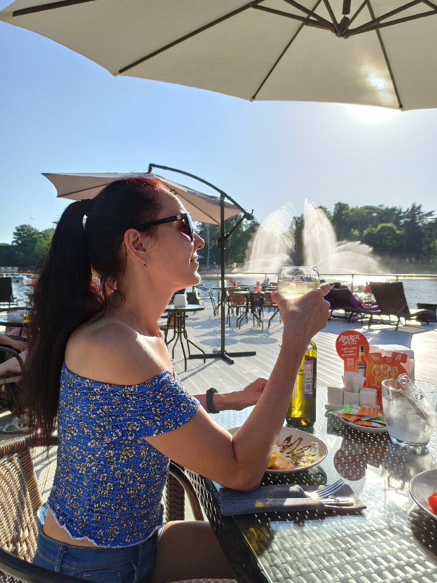 Наслаждаюсь сухим белым со льдом в жаркую московскую погоду. Кафе возле фонтана "Золотой колос" на ВДНХ