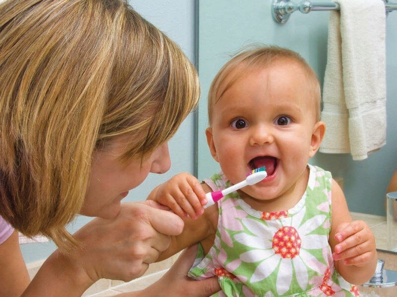 Приучаем малыша ухаживать за зубами