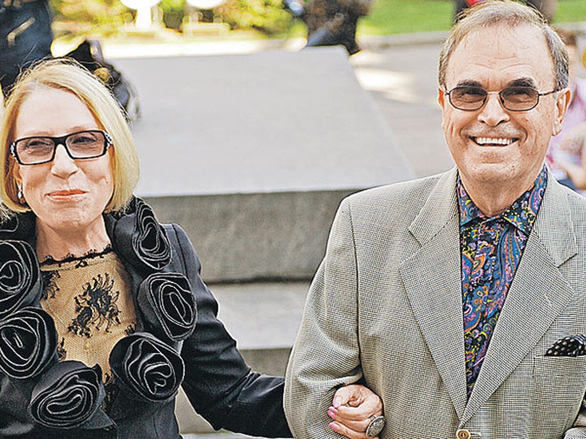 Cчитается, что актерские браки недолговечны, тем ценнее примеры крепких звездных семей. Слава, успех, толпы поклонниц и море соблазнов не смогли повлиять на чувства этих людей.-7-3