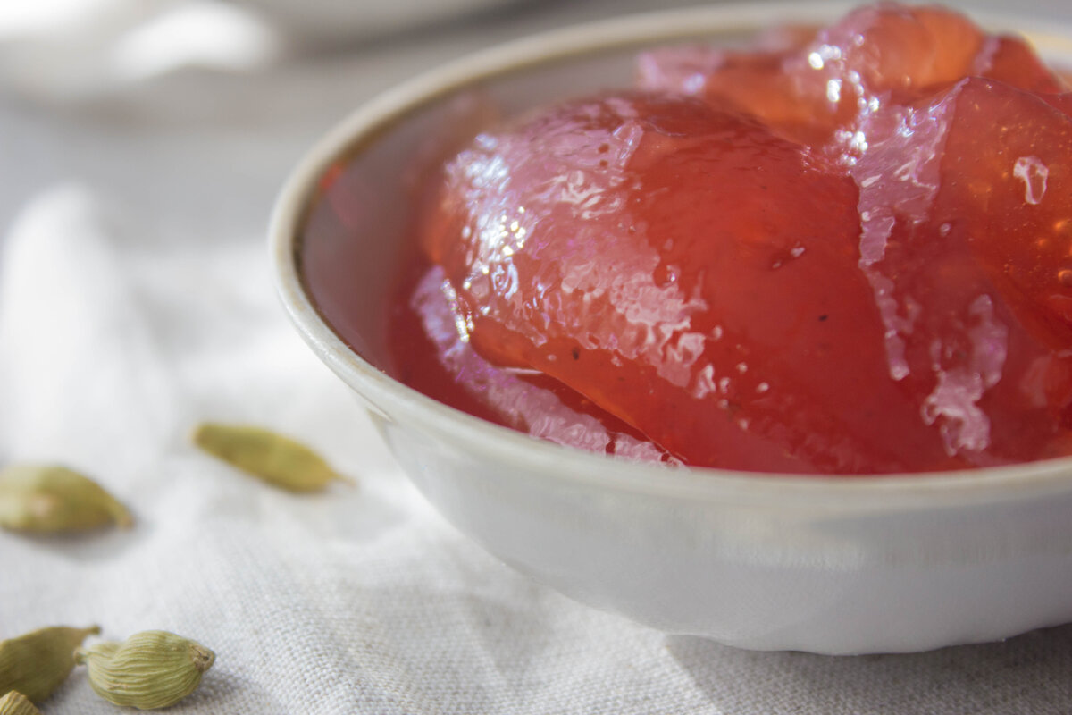 Джем из белой смородины стал янтарного цвета и тоже очень густой.