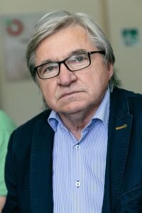 Генеральный директор экологического правового центра «Беллона» Александр Никитин считает, что Правительству прежде всего необходимо определиться с задачами. «Стимулировать отечественного производителя или выполнить задачу по увеличению общего количества электромобилей в стране — это две разные задачи. Концепция — не тот документ, который бы дал нам реальный результат. Концепция сделана, чтобы поддержать моду на экологичные технологии. Я не вижу в нём намека на прогресс. Я сомневаюсь, что России надо идти своим путем и с нуля создавать рынок и компоненты для электромобилей. Кто будет покупать электромобиль, сделанный на ВАЗ? Хочу напомнить историю о создании ВАЗа в советское время, когда итальянцы из FIAT, подобно талантливым архитекторам, строившим при Петре Петербург, вновь пришли на помощь нашей стране. Тогда была создана марка Лада, до сих пор присутствующая на рынке. Можно и в этот раз купить уже готовые технологии и начать выпускать достойную продукцию на отечественном рынке, стимулируя граждан переходить на электротранспорт».