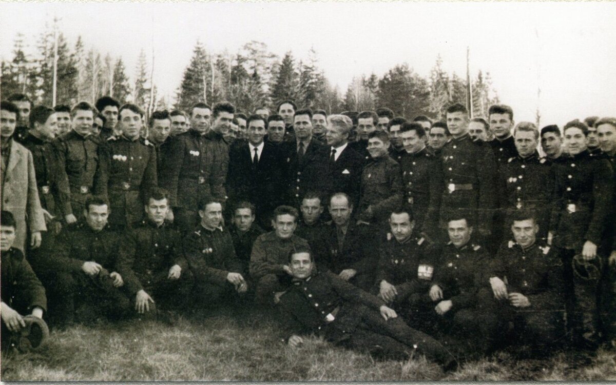 6 ноября 1962 г. - Владимир Высоцкий и Игорь Пушкарев после выступления в части 92925 под Москвой. 