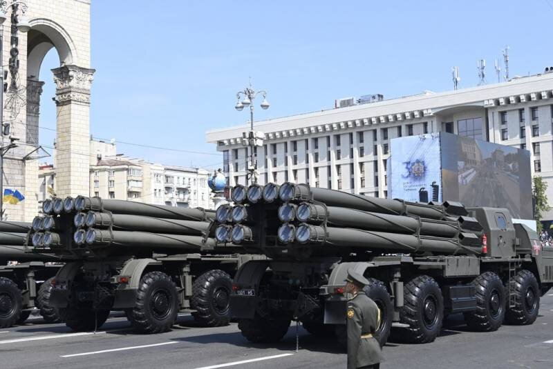 ФОТО ПАРАД ВОЕННОЙ НЕМОЩИ УКРАИНЫ. В ОСНОВНОМ ЭТА ТЕХНИКА СОВЕТСКАЯ, КОТОРОЙ ОТ З5 ДО 50 ЛЕТ.ИСТОЧНИК СВОБОДНЫЙ.
