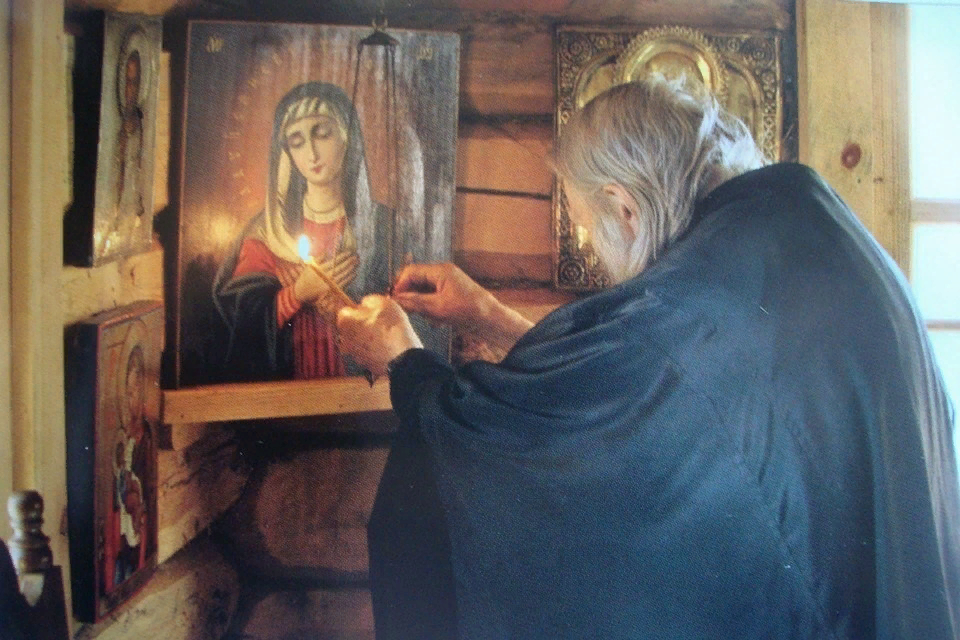 Старец со свечой картина