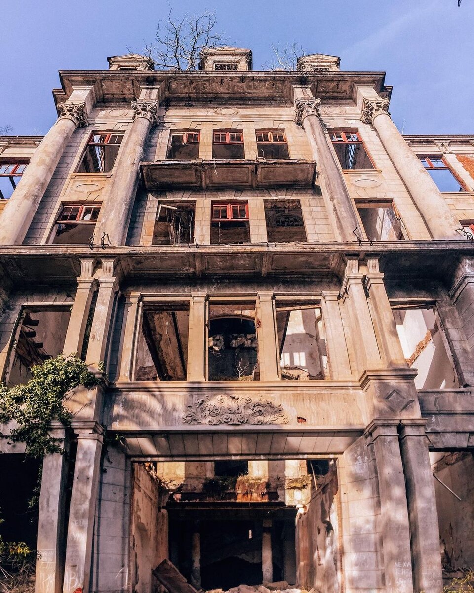 На фото - красный корпус санатория