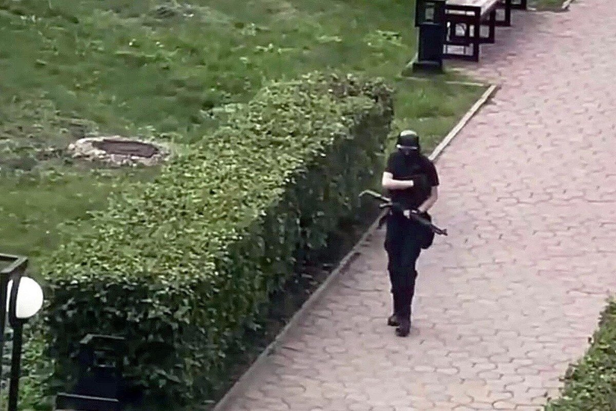 Те, кто успели увидеть приближающегося к университетскому зданию убийцу, забаррикадировались в учебных аудиториях Открытый источник: Яндекс картинки