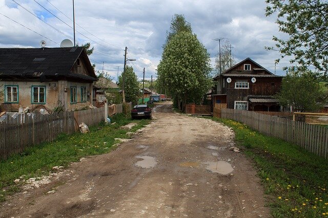 Разбитые дороги и старые деревянные дома, все, что осталось от благополучной деревни