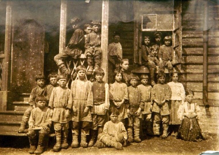 Крестьянские дети на крыльце сельской школы в Ясной Поляне, конец XIX века