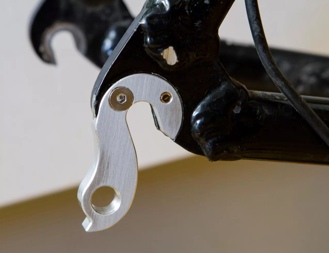 Петух был изобретен давно, еще в те времена, когда рамы велосипедов были исключительно стальными. Это устройство было частью самой рамы. Основная его функция заключается в том, чтобы держать в нужном положении задний переключатель скоростей, то есть выполнять функцию кронштейна. Вторичным эффектом является защита при сильных ударах того самого переключателя. В настоящее время петух изготавливают как отдельный элемент, крепящийся к раме. Делается это для того, чтобы удар по нему не стал причиной повреждения рамы, которую уже невозможно будет восстановить. А в случае с карбоновой рамой это и единственно возможный вариант исполнения.