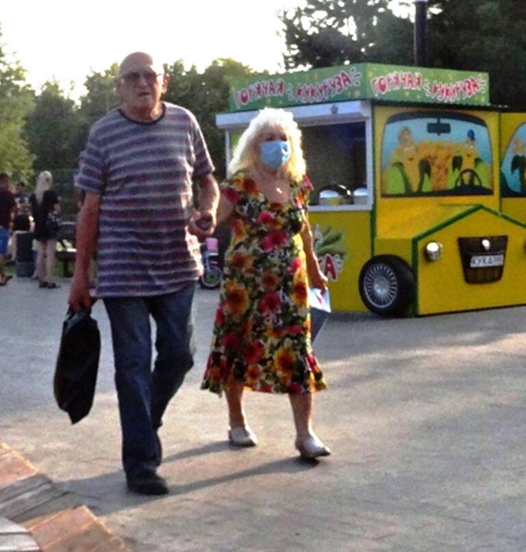 Эту милую пару я встретила на улице. И меня очень тронуло, как они шли, держась за руку. 