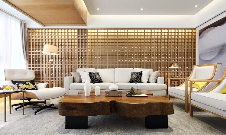 Стол из массива дерева и натуральное дерево в отделке гостиной