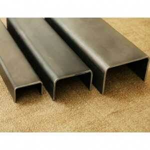 Начинать изготовление виброрейки для стяжки своими руками следует с ручек. Как уже говорилось выше, сделаны они будут из арматуры. Им следует придать изогнутую форму.