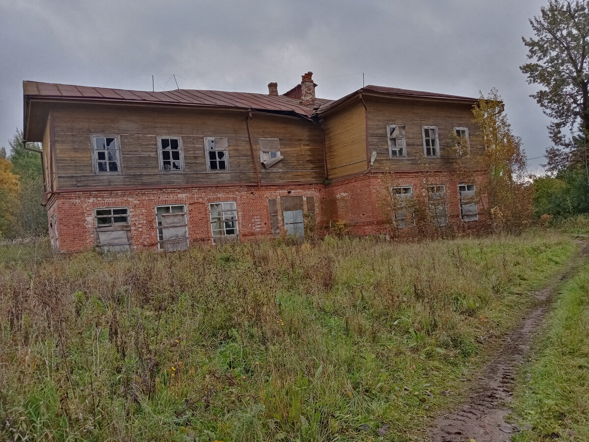 На фото: "Старая Школа" осенью 2021 г.