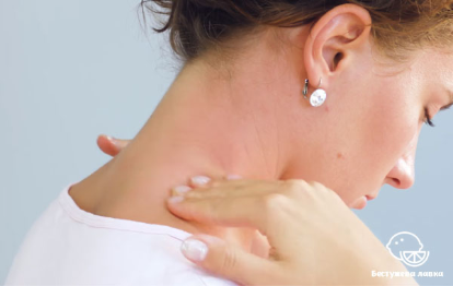 ⠀⠀Плечи поглаживайте перекрестно: левое плечо правой рукой, правое плечо — левой. Обеими руками погладьте шею. Нежно, но твердо совершайте пальцами мелкие круговые движения начиная от основания черепа и двигаясь вниз к плечам. Если почувствуете зажим, то уделите ему особое внимание. Промассируйте его круговыми движениями по и против часовой стрелки.