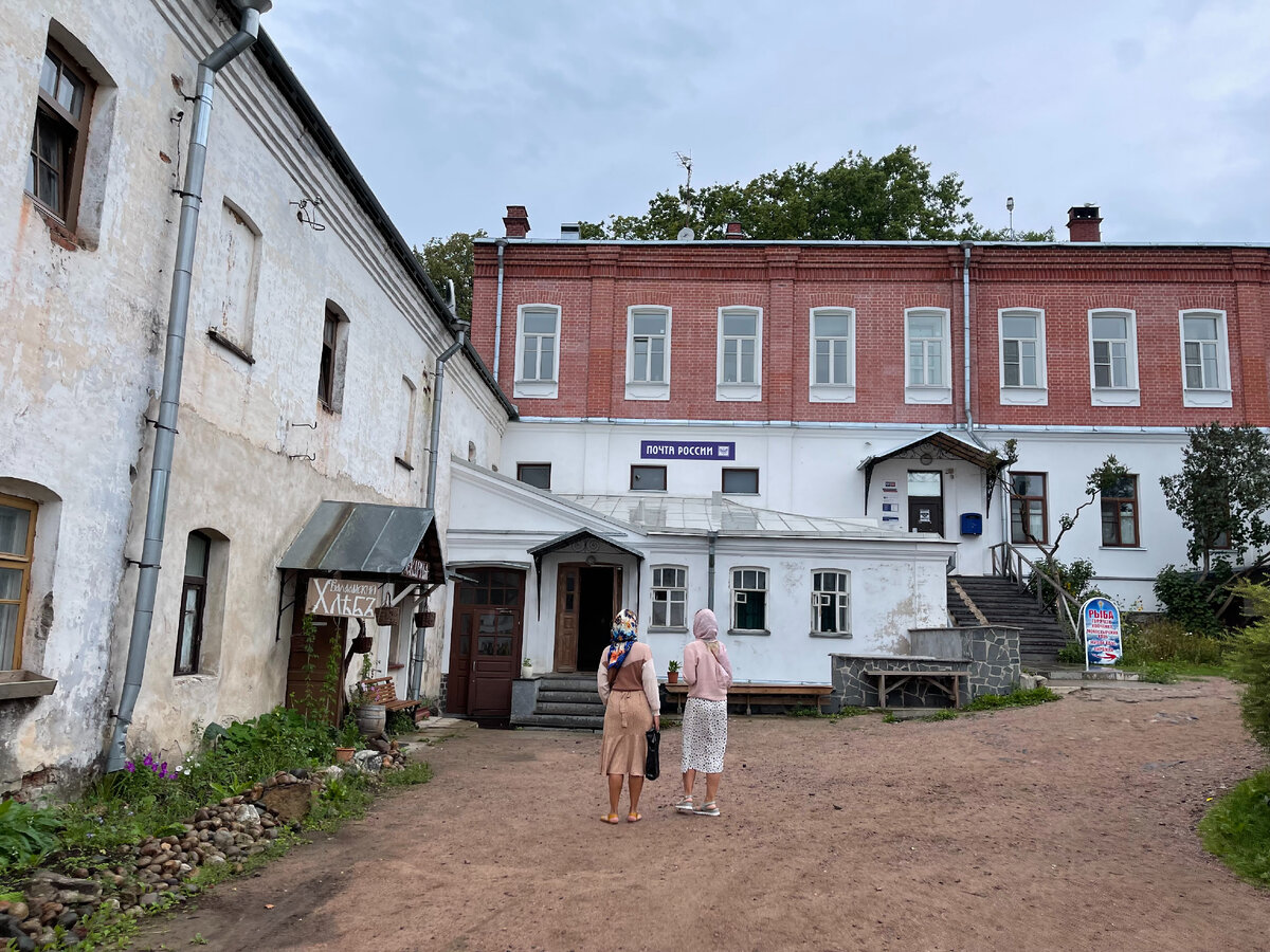Здания во дворе монастыря