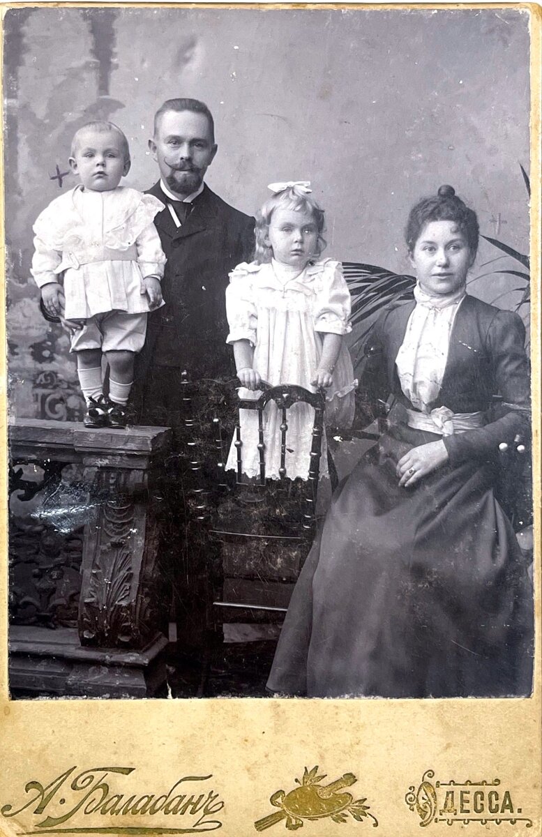 СЕМЕЙНОЕ  ФОТО  1900 ГОД. НАЧАЛО НОВОГО ВЕКА! КРЕСТИКИ ВОЗЛЕ СЫНА  И ЖЕНЫ  ПОСТАВИЛ МИХАИЛ ГЕОРГИЕВИЧ ПОСЛЕ ИХ СМЕРТИ В 1918 И 1934 ГОДАХ
