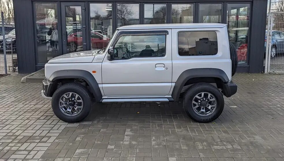 Свесы у кузова почти отсутствуют.