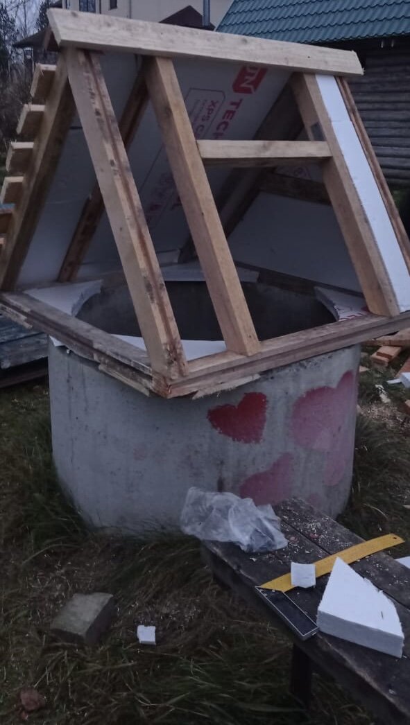 Формирование и утепление оголовка колодца с помощью пенополистирола, бруса и доски (личное фото автора)