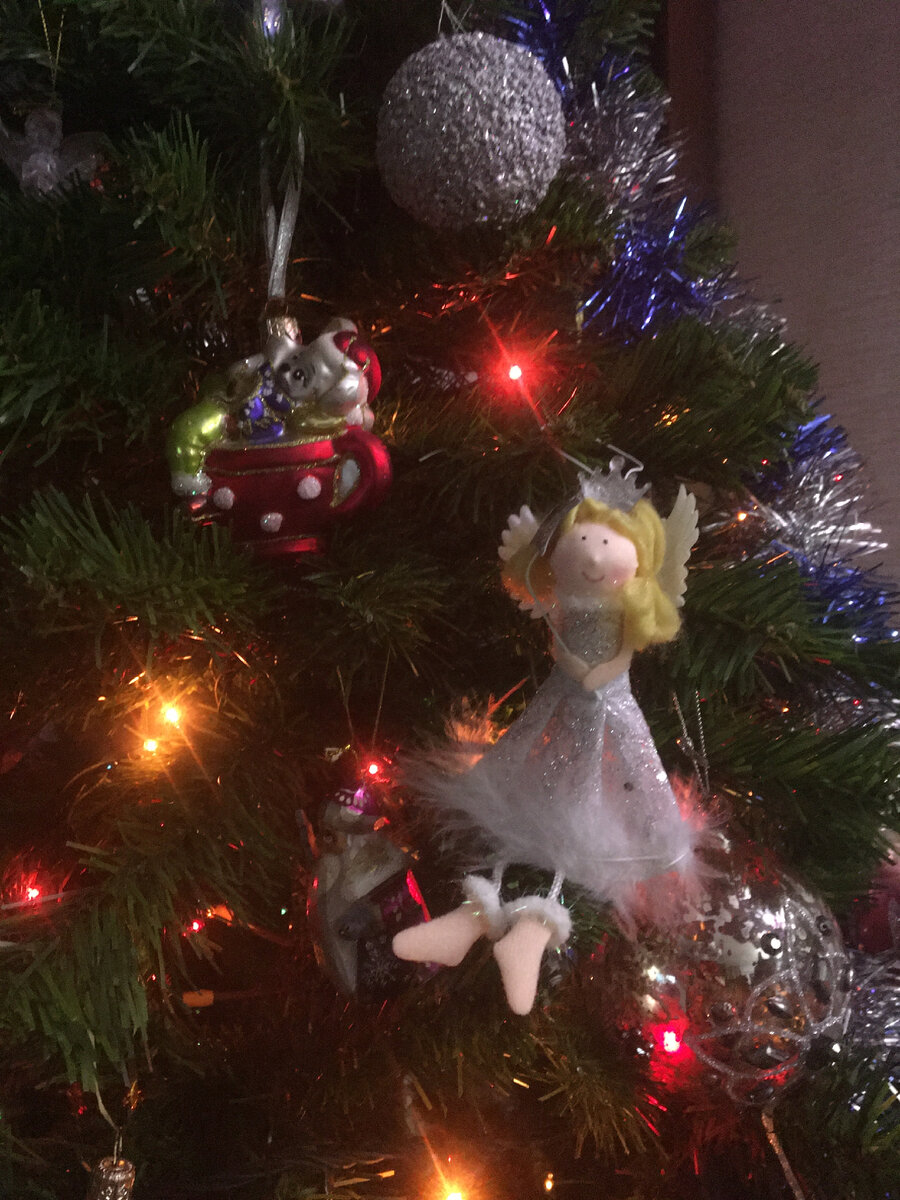 Наша ёлочка в прошлом году. Фото автора 