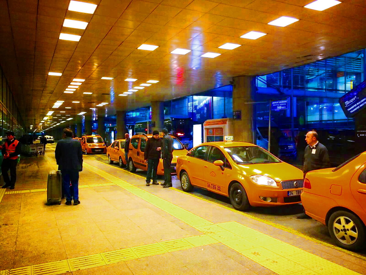 Бояться. что останетесь по прилету без такси, не стоит - выбирайте транспорт спокойно. Фото: amazonia-tour.ru.