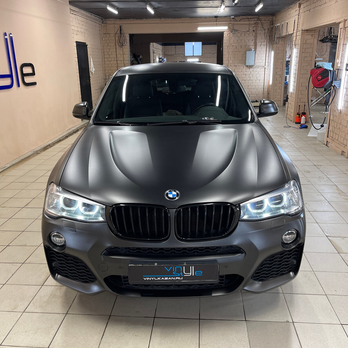 BMW X4 - оклейка кузова пленкой цвета сатиновый графит, покраска дисков,  установка StarLine S96 V2 и тонировка | Автостудия Vinyl Style | Дзен