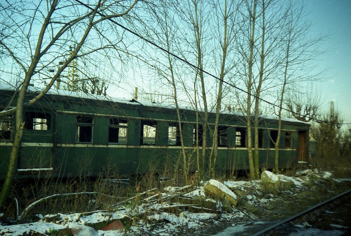 Прицепной безбагажный вагон электросекции Ср-666 на территории, прилегающей к ТЧ-15 Окт. Ж.Д., 7 ноября 1998 года. Фото мое.