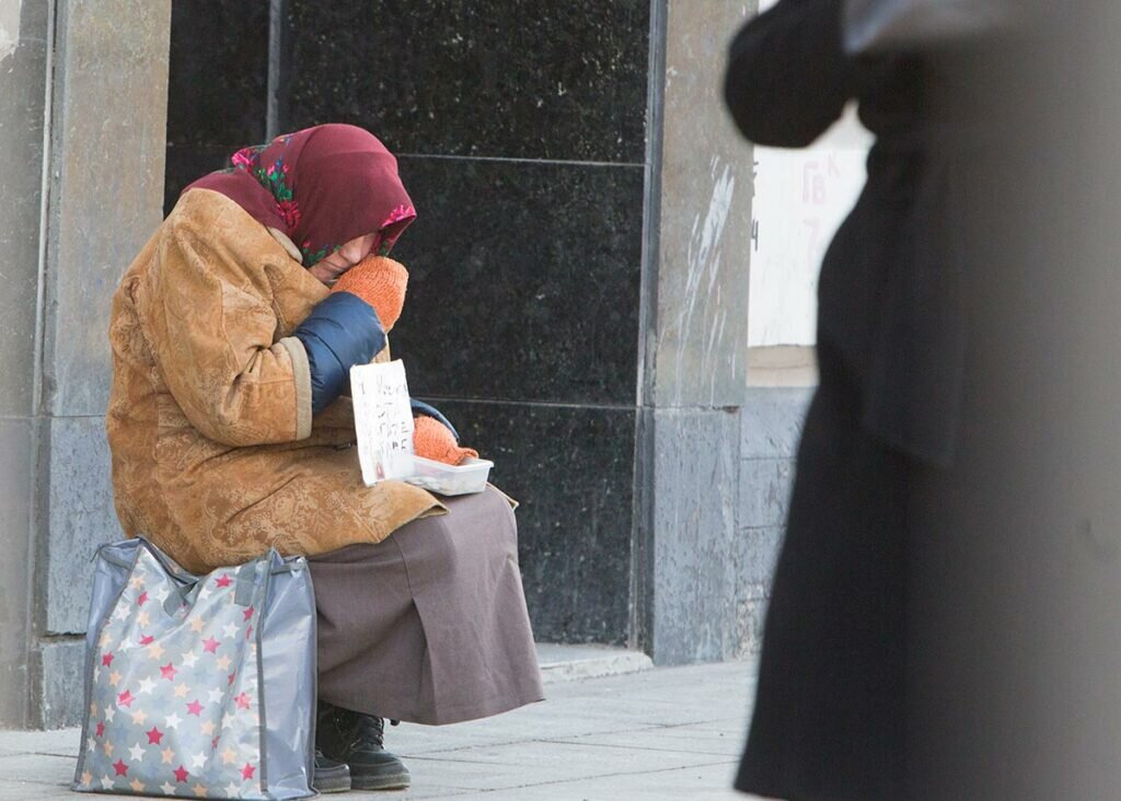 Плохо быть нищим. Подача нищим. подаяние. подаёт нищему. подавать нищим благое дело.