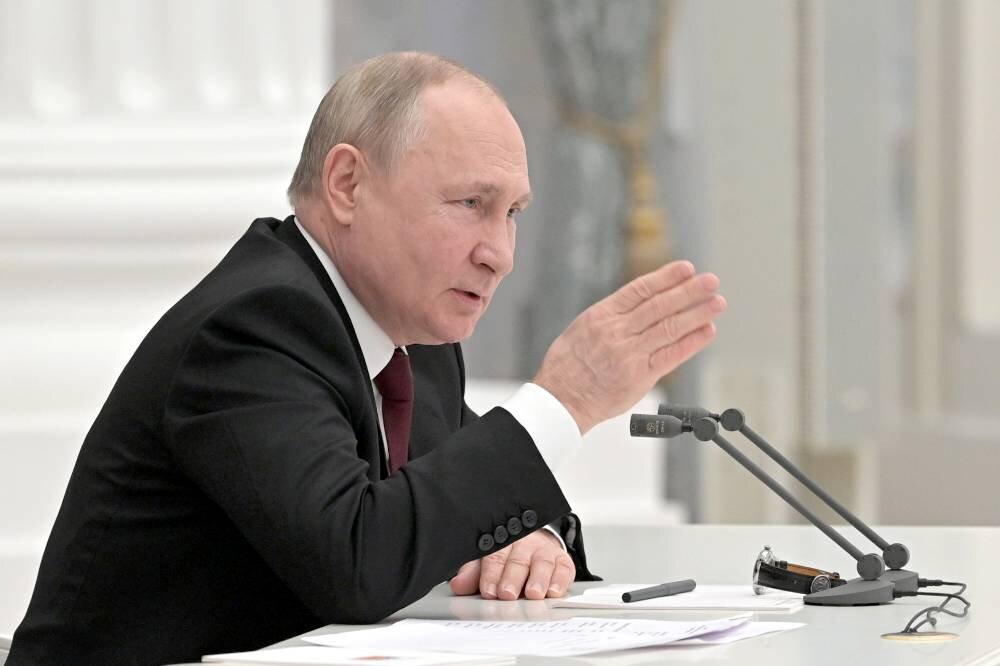 Президент России Владимир Путин подписал указы о признании независимости Донецкой и Луганской народных республик.