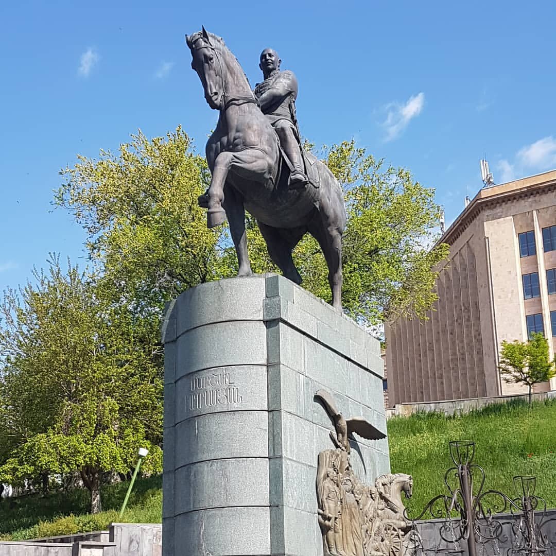 Памятник Ивану Баграмяну в центре Еревана