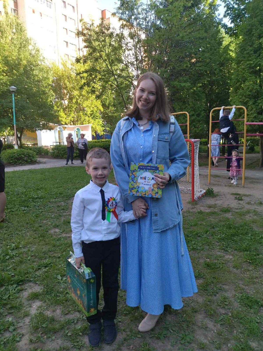 Это я с сыном после выпускного в садике. В руках держит набор первоклассника!