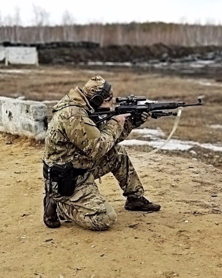 Просто снайпер. Не в городе, не снайпер-альпинист. Просто фотка хорошая. Из открытых источников.