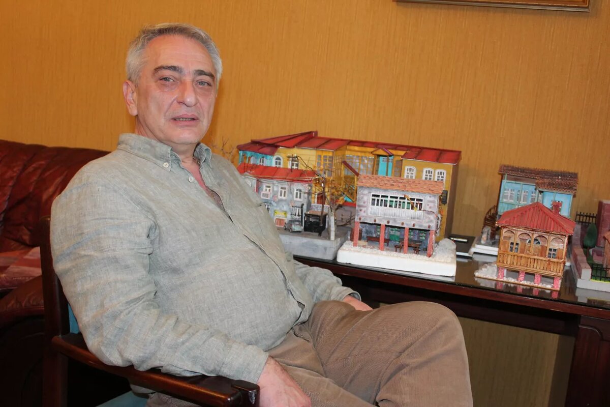 Это Джонни Джанашия. Он миниатюрист. При этом он не просто создает тбилисские дома, он воссоздает атмосферу прошлого, оживляет это самое прошлое и делает его абсолютно осязаемым.