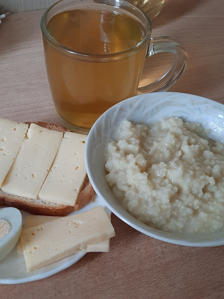 Завтрак- пшеная каша, бутерброд с сыром и вареное яйцо  чай зелёный 