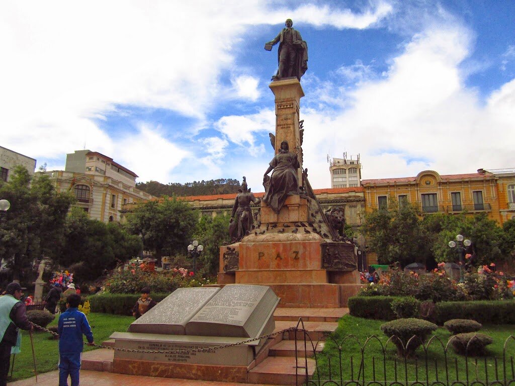 Самый известный памятник в городе ла-пас. Столица фактически