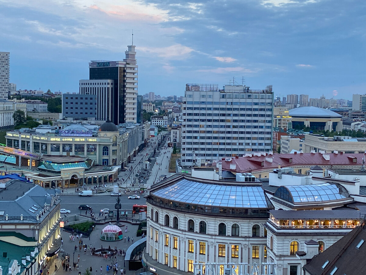Казань с высоты колокольни Богоявленского собора на улице Баумана.