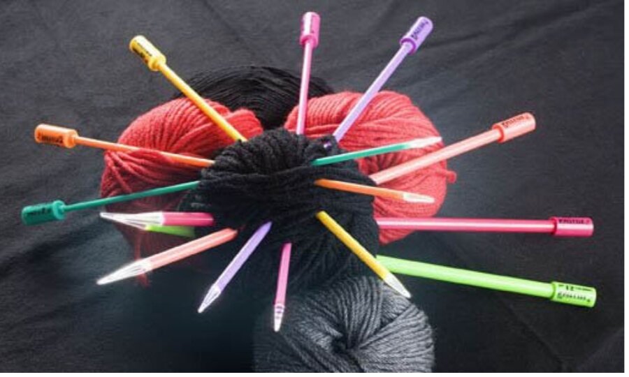 Вязание – это один из древнейших видов искусства. При этом вязание не теряет своей популярности и в наши дни. Даже напротив: если в древности вязанием занимались только избранные, то сейчас его может освоить любой человек.

Какие знания нужны, чтобы вязать? Строго говоря, только три момента: как вывязываются те или иные петли, как читать схемы и какие спицы выбрать для вязания. Именно вопросу о спицах мы посвятим сегодняшнюю статью.