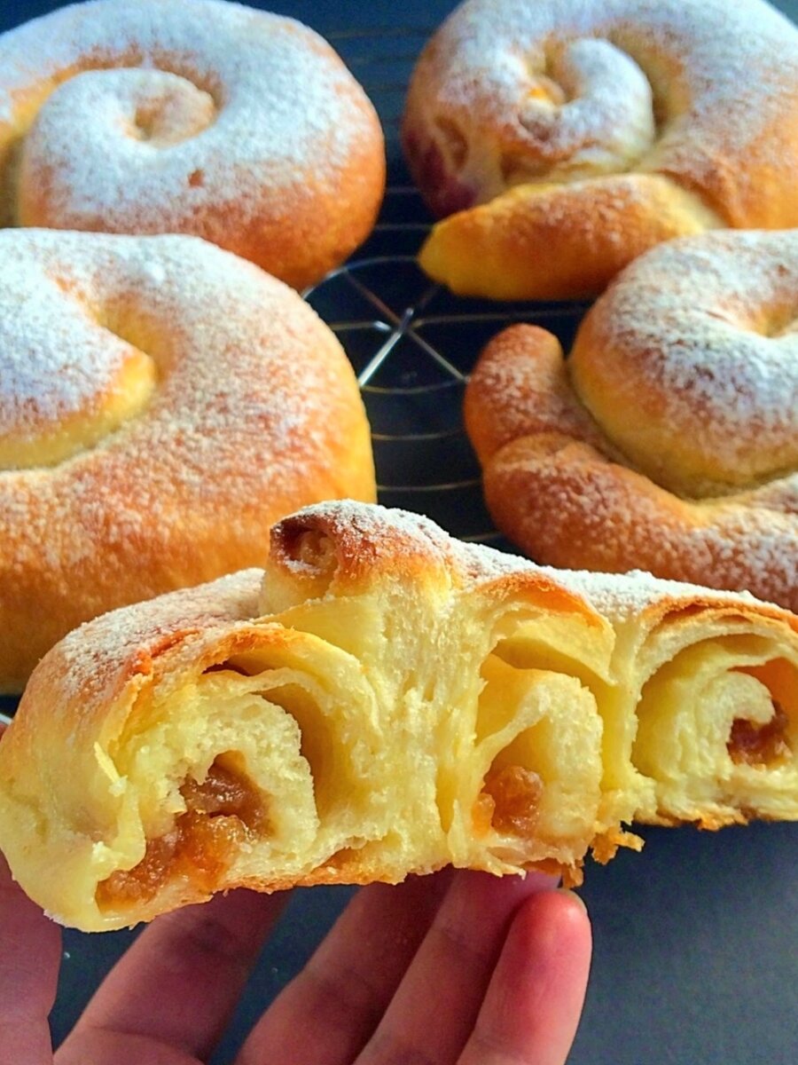 Всем добрый день! Сегодня я напишу рецепт вкуснейших испанских булочек 'Ensaimadas" . Очень советую приготовить!