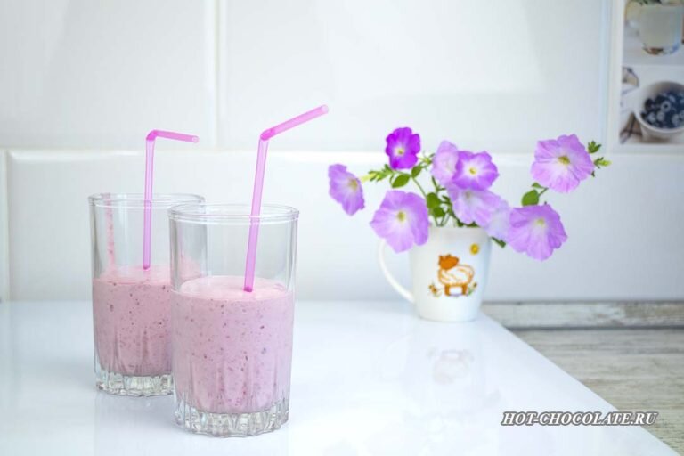Молочный коктейль с бананом и ягодами
