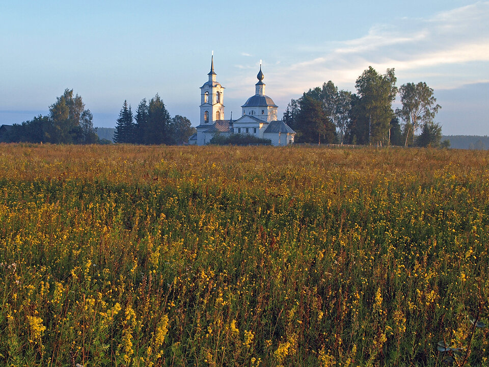 Покровская церковь в августе.