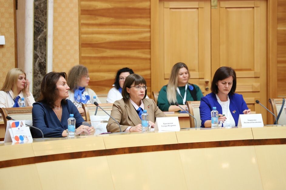 
 
В ходе заседания были обсуждены вопросы ценностных ориентиров современного белорусского общества, духовные основы народного единства, взаимодействия и развития народов Беларуси и России и женских организаций двух стран в рамках Союзного государства, а также ход расследования уголовного дела о геноциде белорусского народа в годы Великой Отечественной войны.