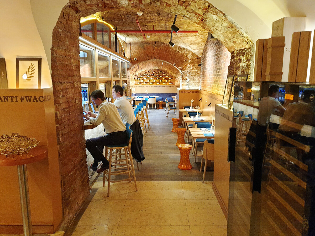 Точка "Х". Из неё расходятся залы, гардероб и выход