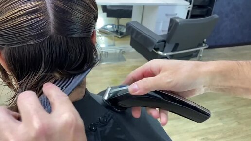 Скачать видео: БОБ. Короткая классическая стрижка 💇