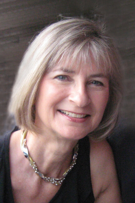 Линдси К. Гибсон — доктор и магистр клинической психологии.