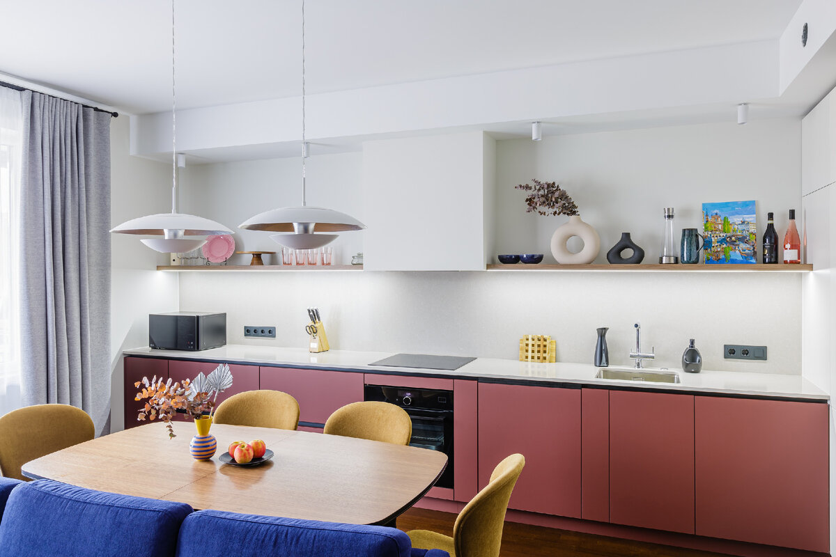 Кухня без навесных шкафов идеально вписывается в любой стиль оформления, не исключение строгий минимализм, стиль в котором выполнена кухня наших героев.