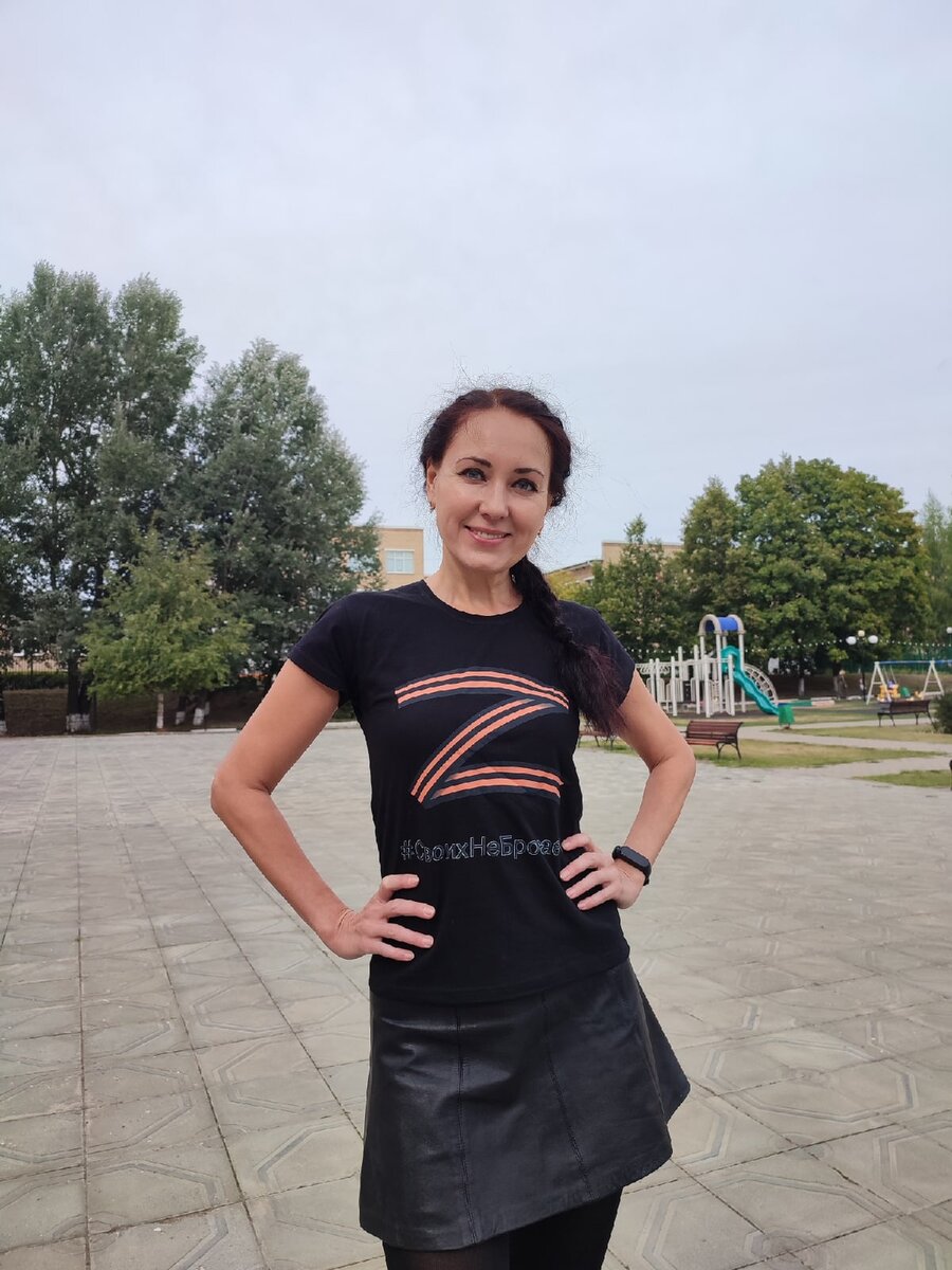 Фото из личного архива. На территории войсковой части после показа нашего фильма "Девушка на миллион". Поднимаем бойцам дух, благодарим за защиту Родины!