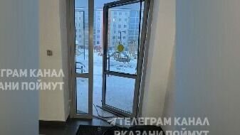     В Казани на улице Тэцевская двое молодых людей выломали дверь в жилом доме. О случившемся рассказали жильцы в Telegram-канале «ВКазани Поймут».