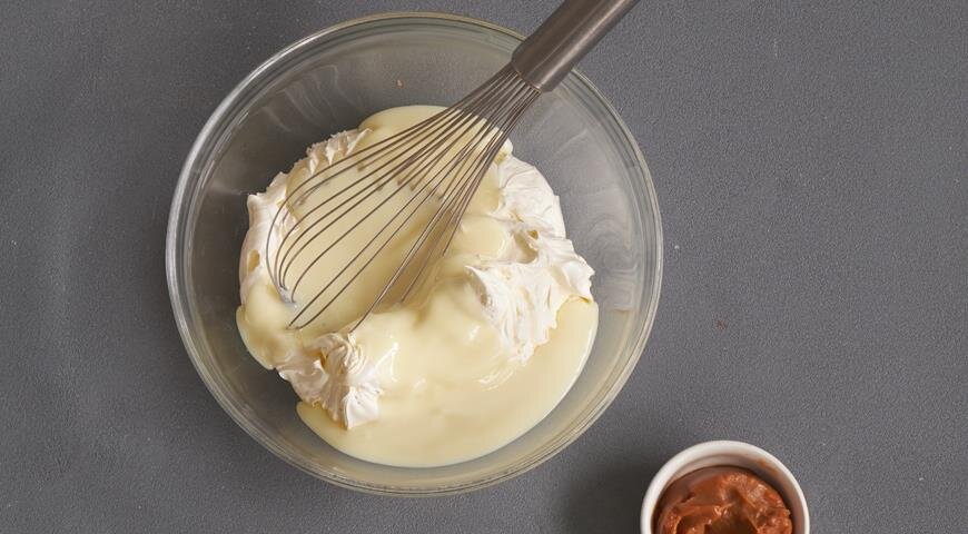 эклеры с заварным кремом со сгущенкой. крем для эклеров со сливками и сгущенкой. масляно-заварной крем эклеры. эклеры с заварным кремом со сгущенкой. крем для профитролей со сгущенкой и маслом.