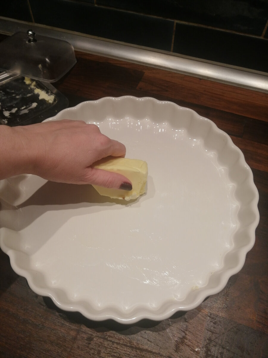 Чтобы тесто не прилипало, смазать форму сливочным маслом 